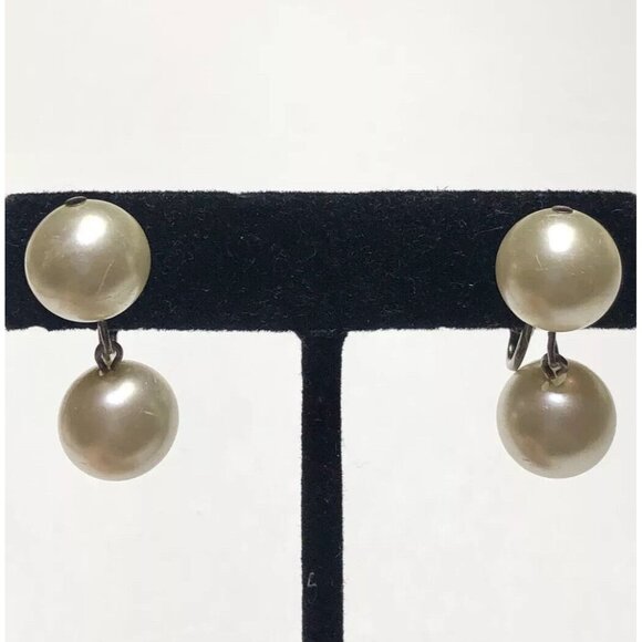 Richelieu faux pearl dangle double pearl vintage earrings - Picture 2 of 5